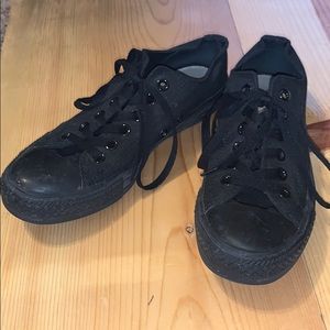 Black-out Converse Chuck Taylors